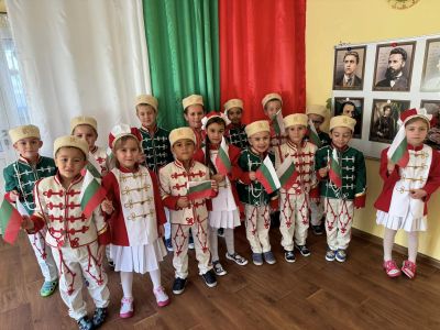 Група " Червената Шапчица" - 1 Ноември - ДГ Еделвайс - Етрополе